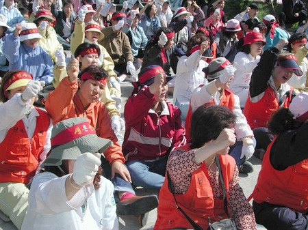 한국씨티즌의 아줌마 노동자들이 오전 9시부터 집회를 열고 있으며, 창원 대우자동차 노조 등 지역 민주노총 관계자들도 속속 몰려들고 있다. 